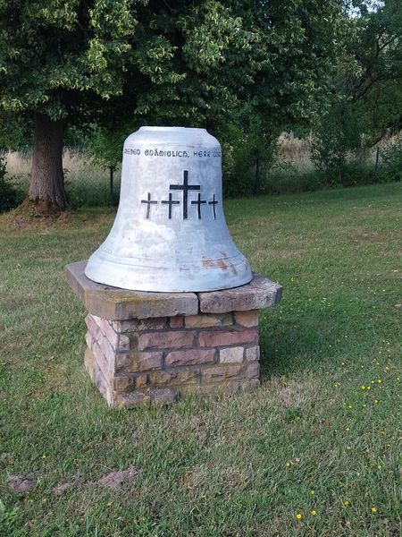 Datei:Glocke aus den 50ern auf dem Friedhof.jpg
