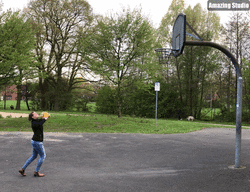 Die Flugbahn eines Basketballs