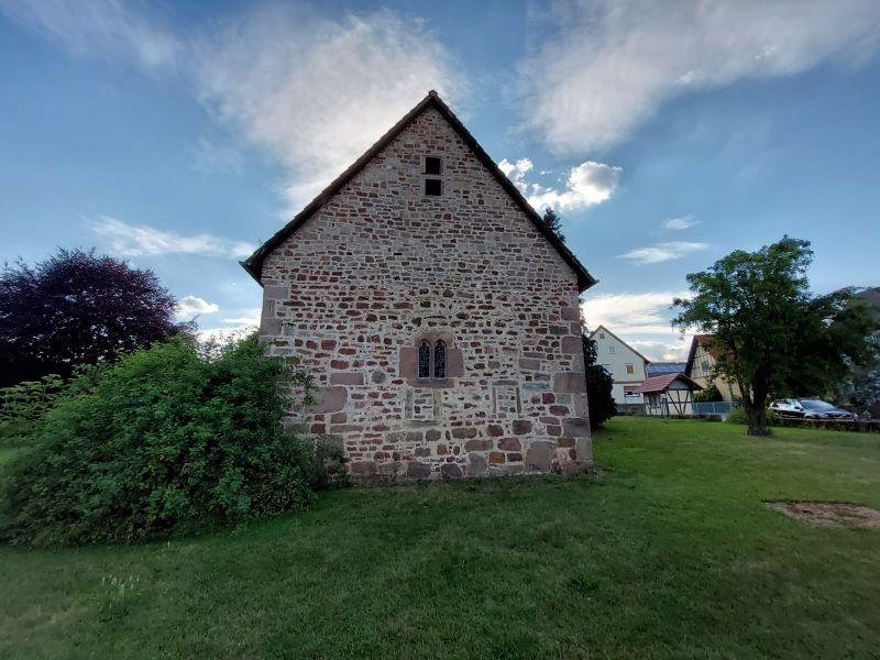 Datei:Kirche mit dem alten Fenster aus dem 13.Jahrhundert.jpg